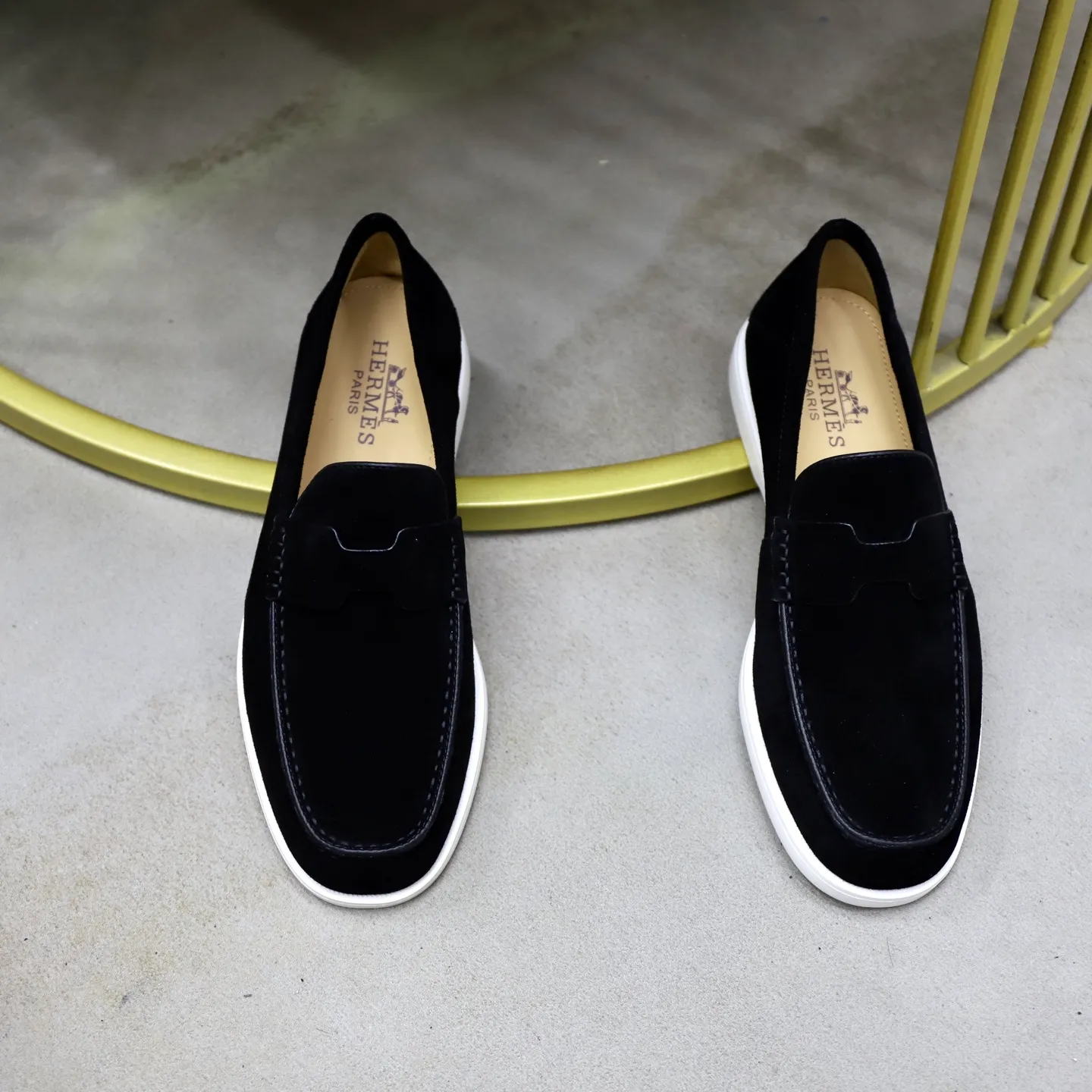 Ex-factory price: 540💰Hermès/Hermès slip-on men's shoes. This shoe is made of imported cow suede leather, with simple and smooth lines, and a 3CM rubber foam ultra-light sole combined with aerodynamic design! Youthful and fashionable, H button decoration, contrasting leather embellishment on the heel, calf lining to gently wrap your feet, with embossed logo cowhide feet, leather rock strips, casual and urban style, highlighting youthful vitality, sports and leisure version, super versatile Size number: 38-39-40-41-42-43-44 Standard leather shoe size (45 can be customized but does not support returns)